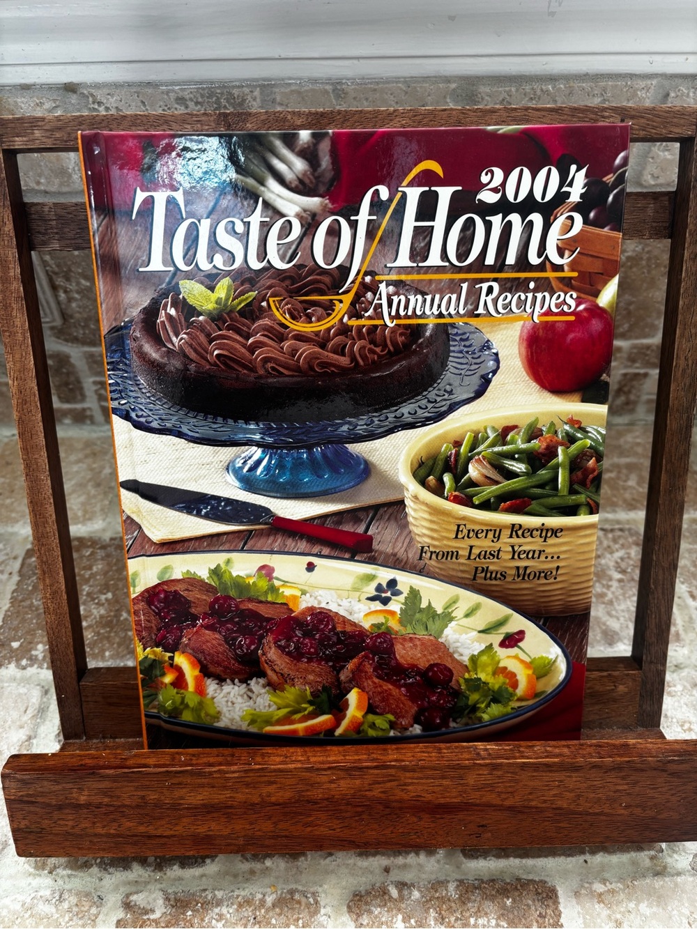Taste of Home 2004 Annual Recipes Cookbook - Red and Blue Accents